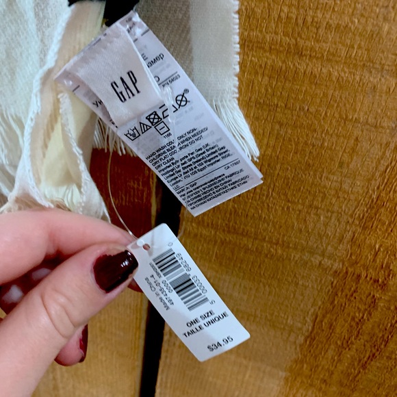 GAP Large scarf brand new - Picture 2 of 2